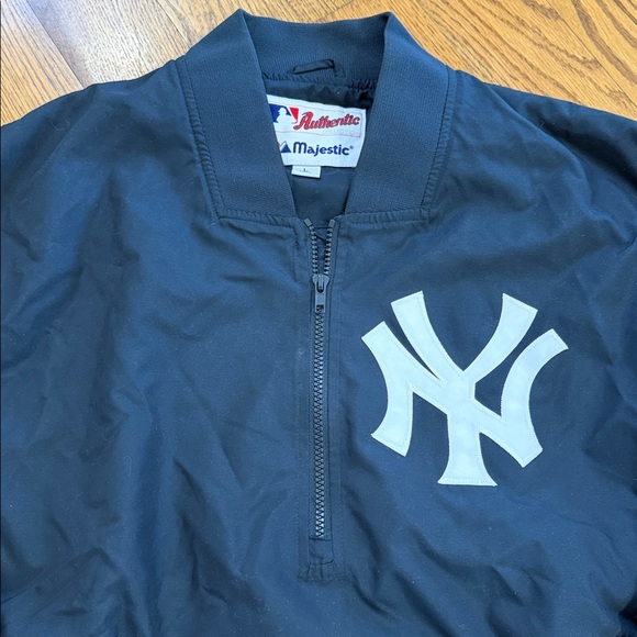 New York Yankees Majestic Windbreaker Jacket. Size Large. Like New Condition. - Picture 7 of 15